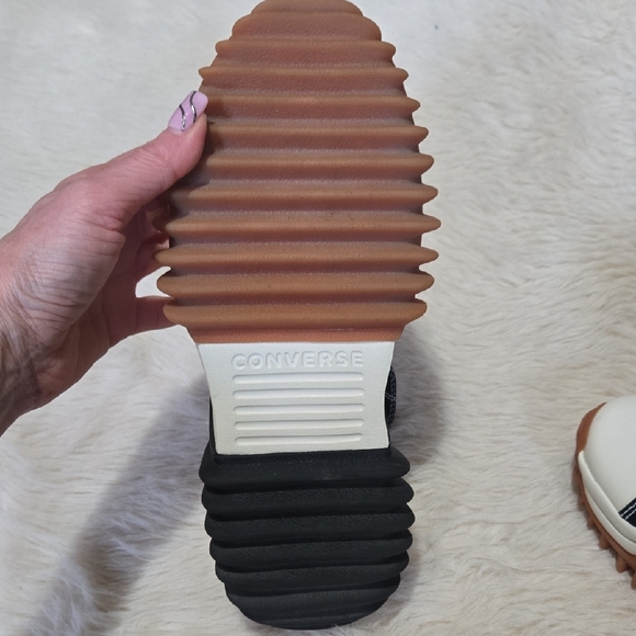 Converse Black and White Sneakers for Casual Comfort - Picture 5 of 6